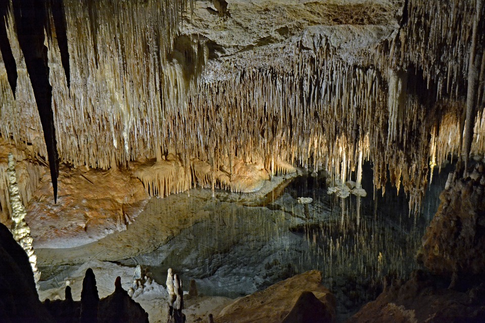  Пещера Cuevas del Drach. В переводе с кастильского Пещера Дракона.